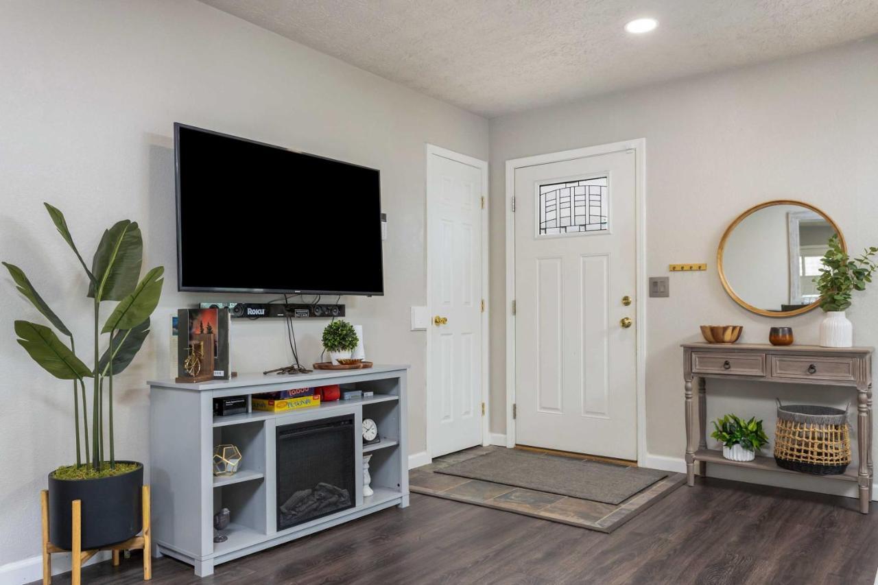 Updated Townhome Near Airport And Shopping! Анкоридж Экстерьер фото