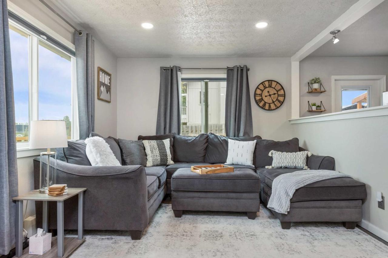 Updated Townhome Near Airport And Shopping! Анкоридж Экстерьер фото